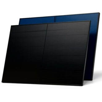 Zwei Solarpaneele, eines schwarz und eines blau
