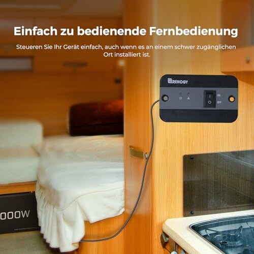 Fernbedienung in einem Raum mit Holzwänden.