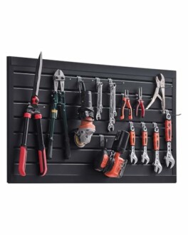 Werkzeugaufbewahrung an der Wand mit verschiedenen Handwerkzeugen.